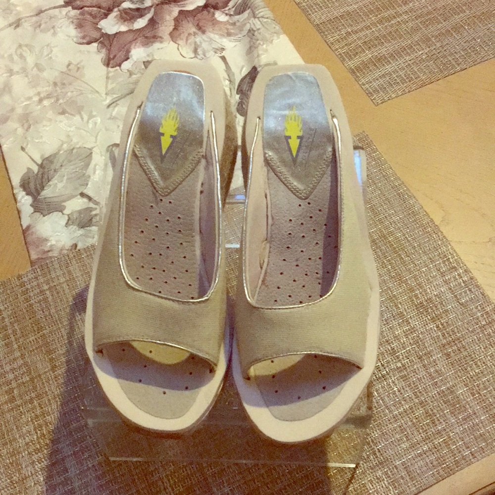 Tan natural platform slides size 8 fits like a 7
